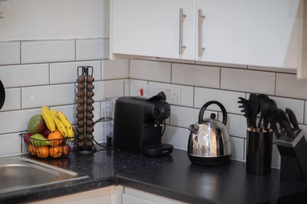 Perfect Location 4Bed 2 Bath Spacious Apartment London Bagian luar foto